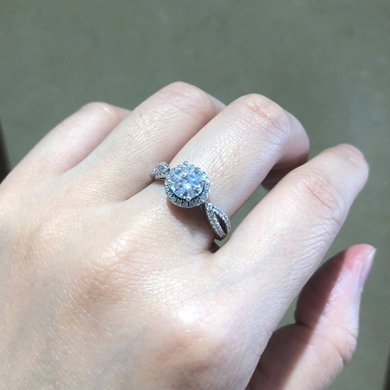 Affordable Luxury圆包Women's RingS925银镀白金定制选款主石Moissanite1.0ct/副石高碳钻